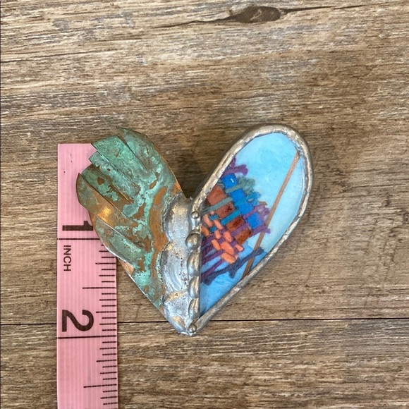Artistic Heart-Shaped Brooch with Multicolor Design - Picture 5 of 9